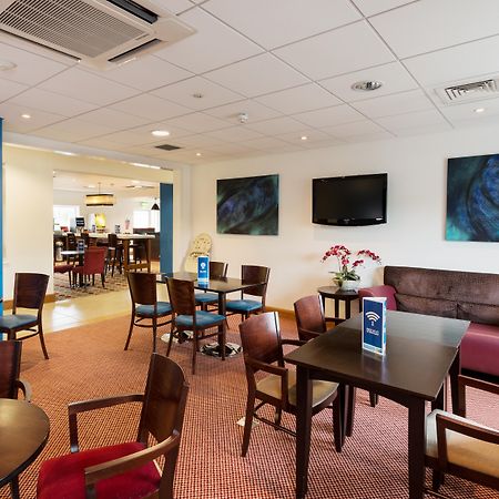 Holiday Inn Express Braintree By Ihg Bagian luar foto