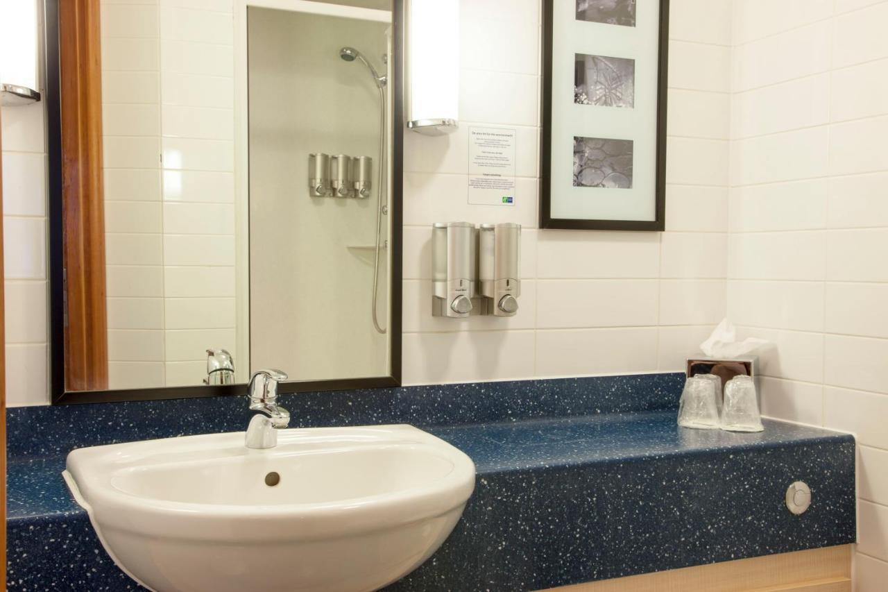 Holiday Inn Express Braintree By Ihg Bagian luar foto