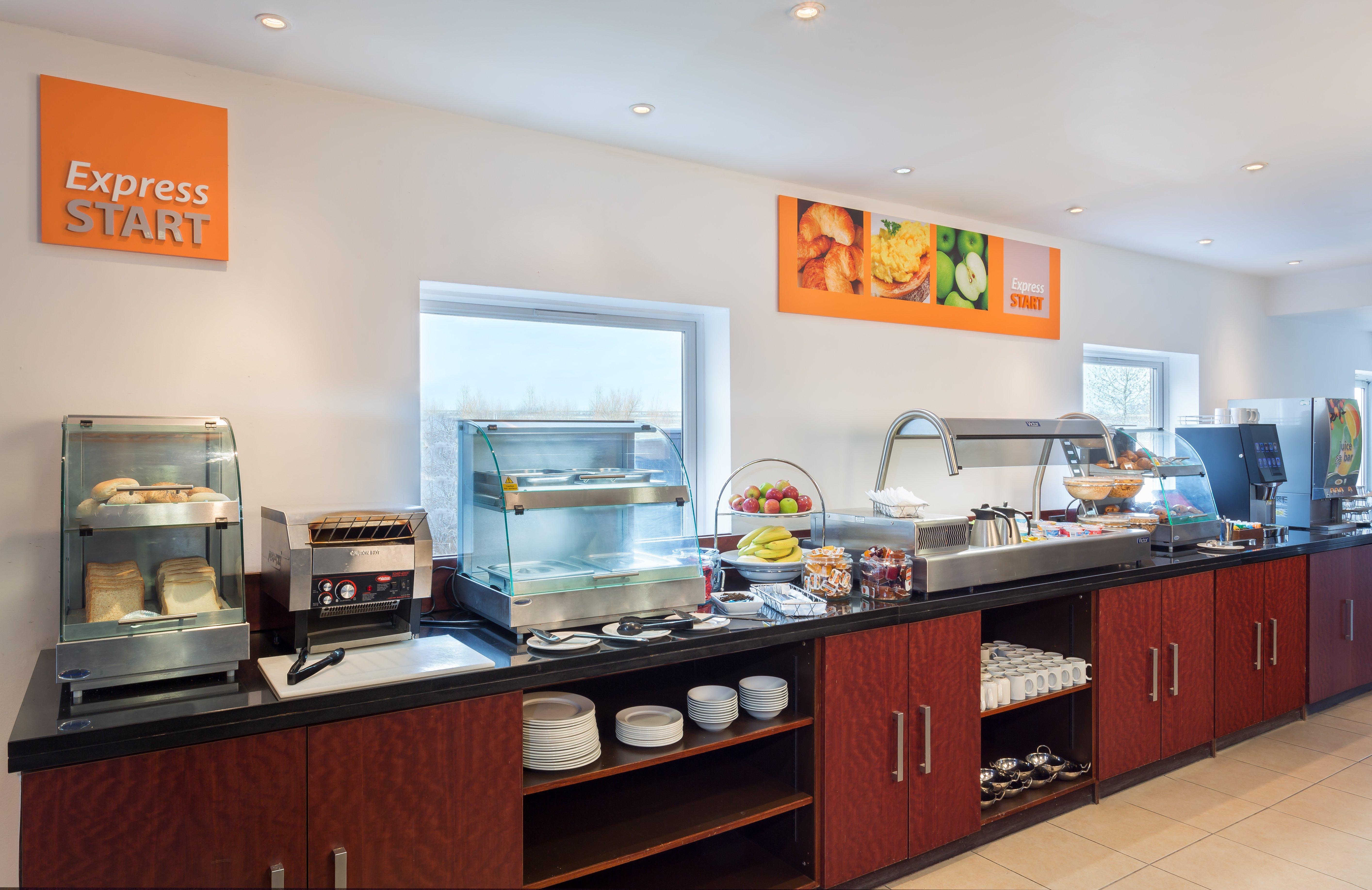 Holiday Inn Express Braintree By Ihg Bagian luar foto