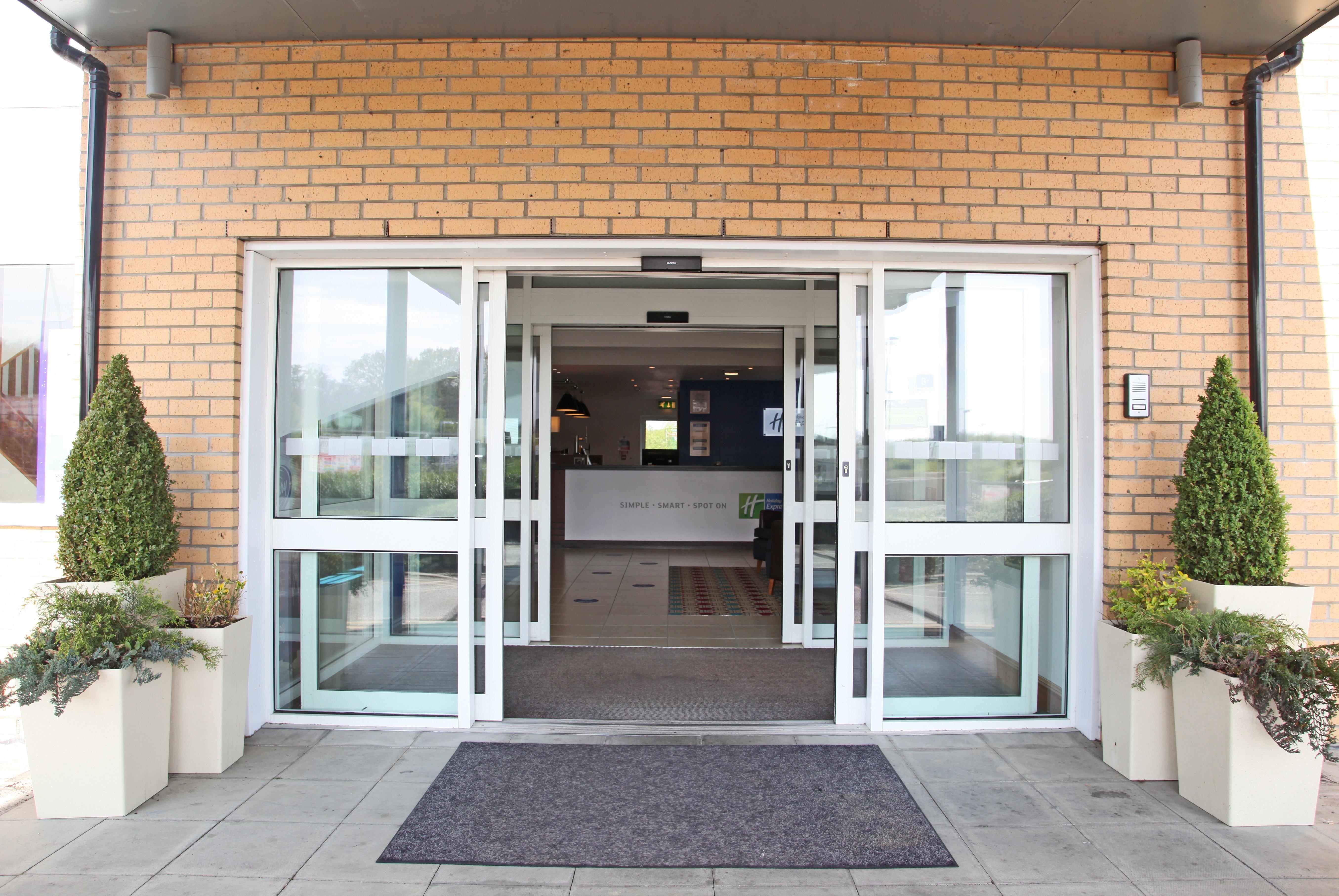 Holiday Inn Express Braintree By Ihg Bagian luar foto