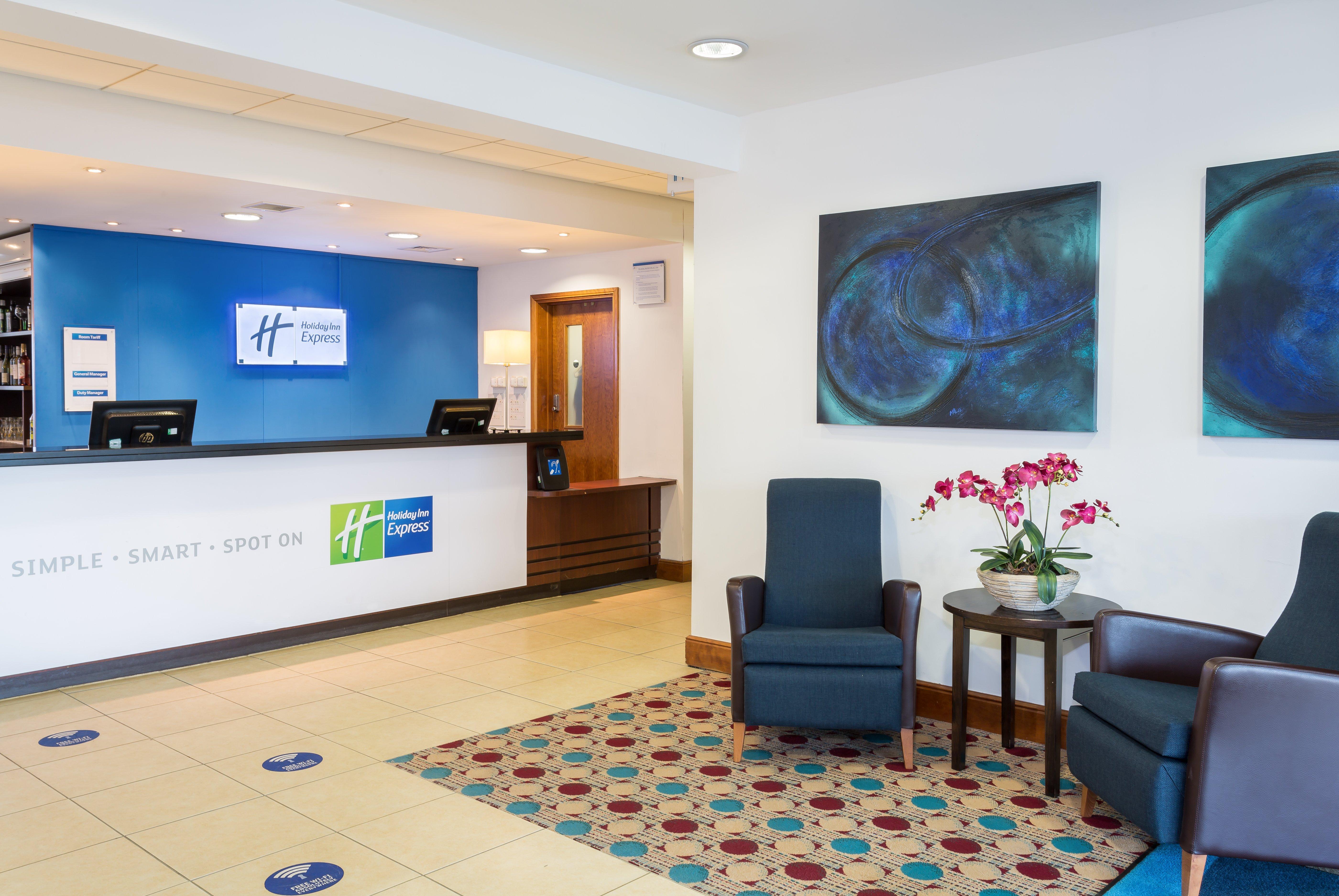 Holiday Inn Express Braintree By Ihg Bagian luar foto