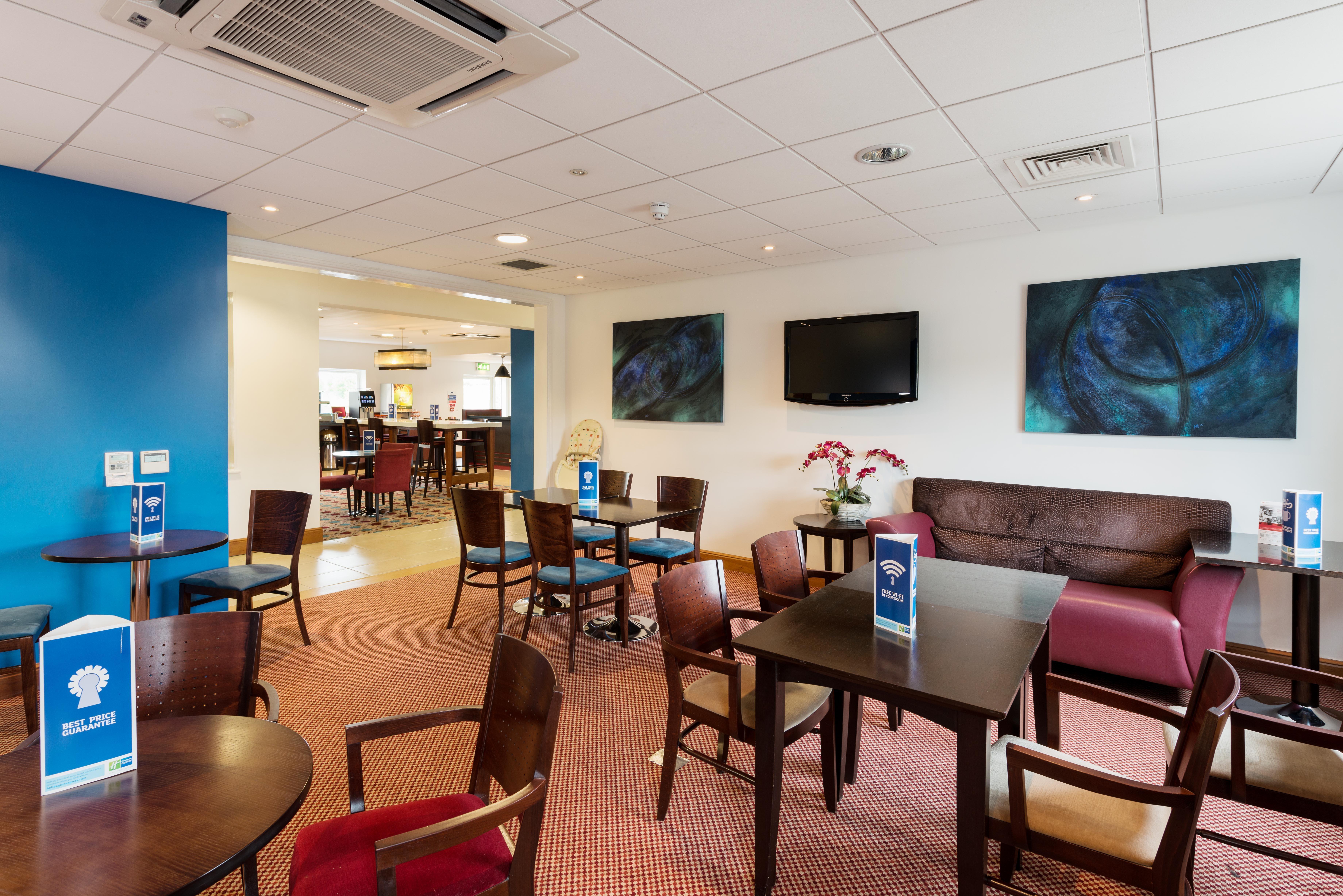 Holiday Inn Express Braintree By Ihg Bagian luar foto