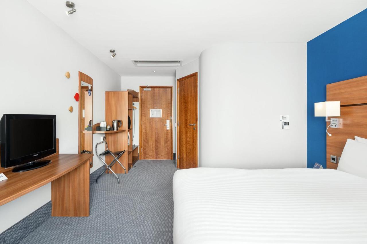Holiday Inn Express Braintree By Ihg Bagian luar foto