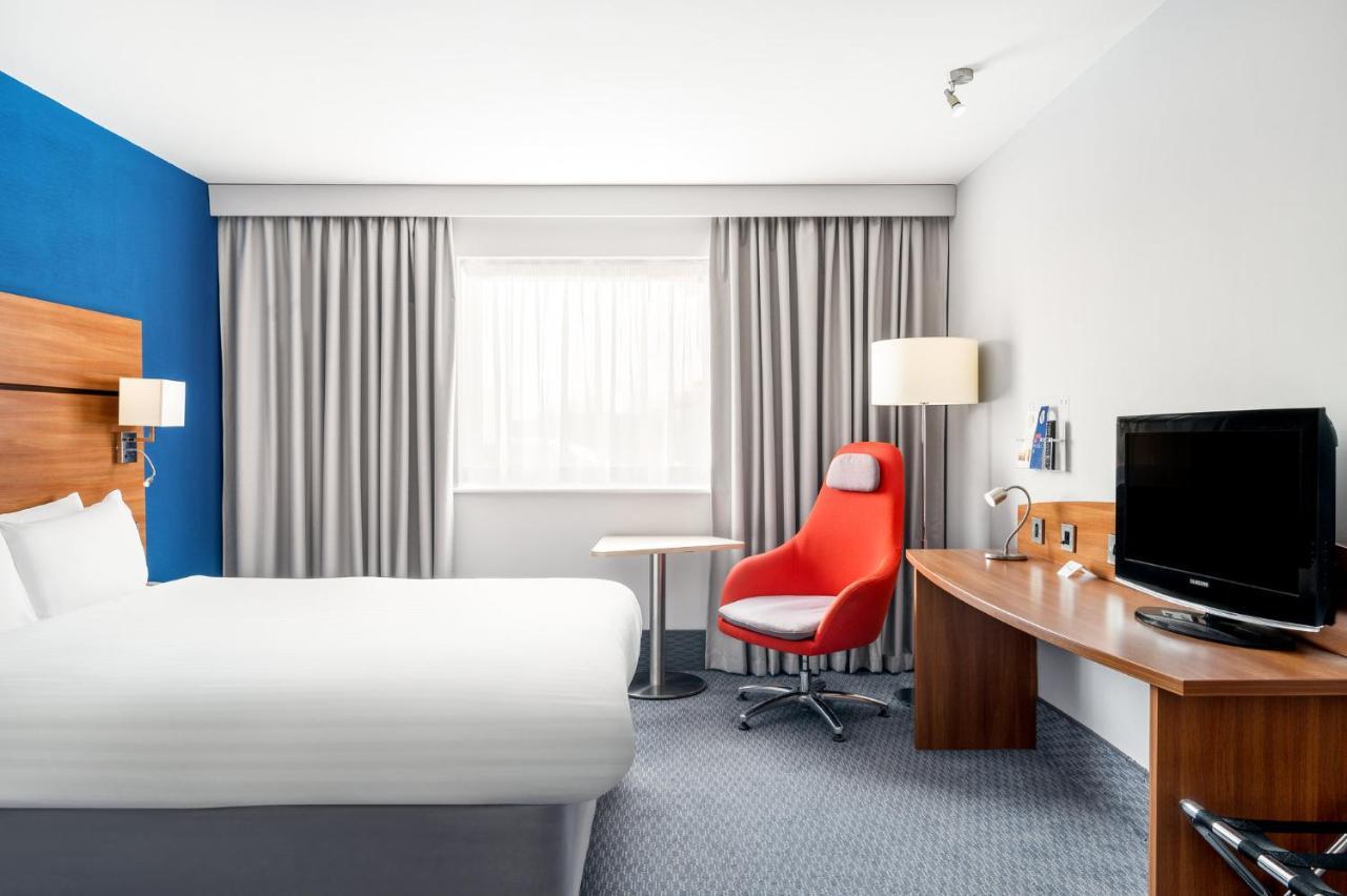 Holiday Inn Express Braintree By Ihg Bagian luar foto