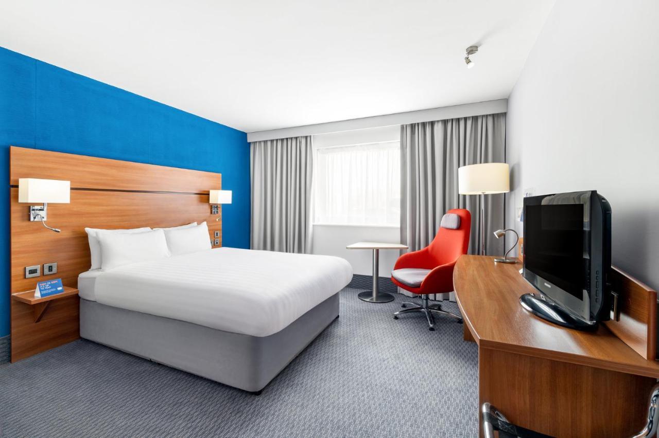 Holiday Inn Express Braintree By Ihg Bagian luar foto