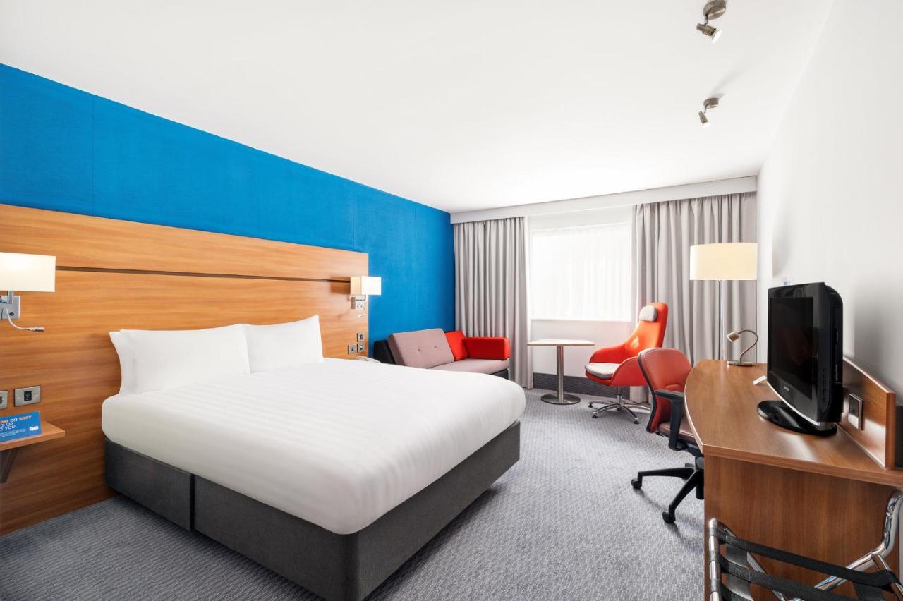 Holiday Inn Express Braintree By Ihg Bagian luar foto