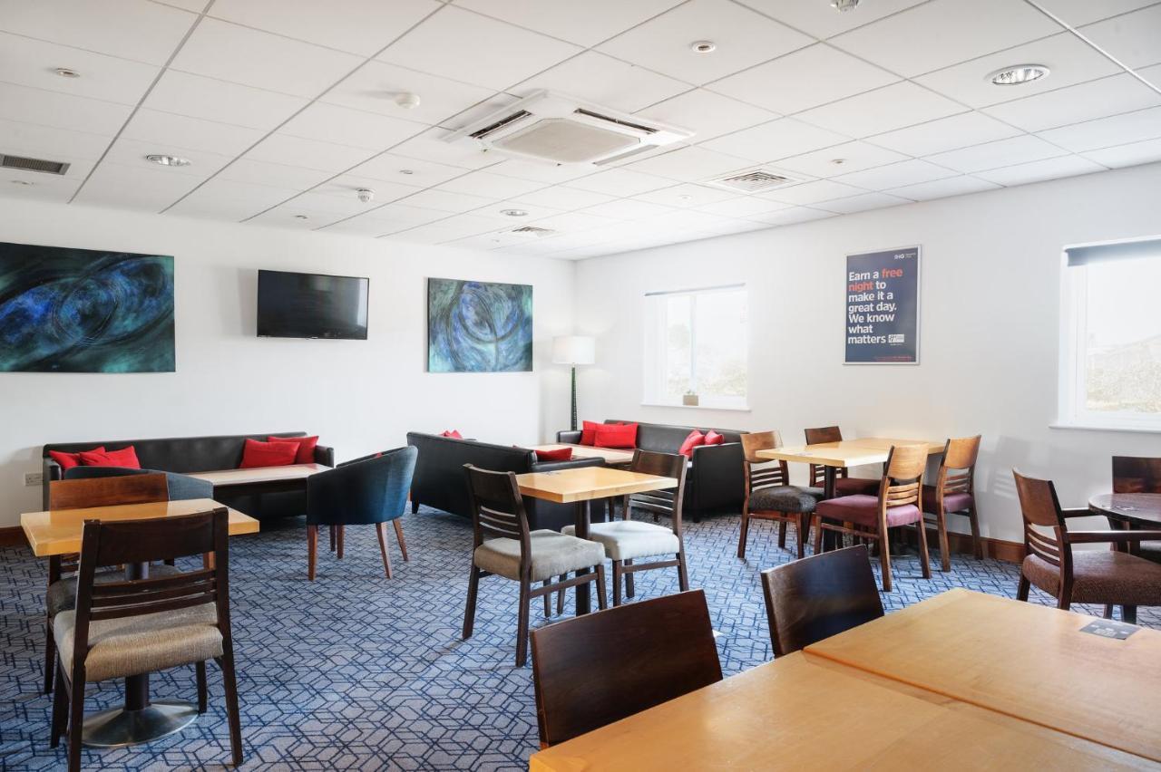 Holiday Inn Express Braintree By Ihg Bagian luar foto