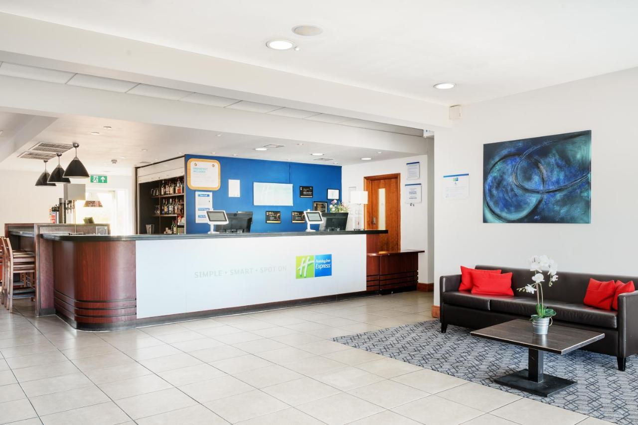 Holiday Inn Express Braintree By Ihg Bagian luar foto