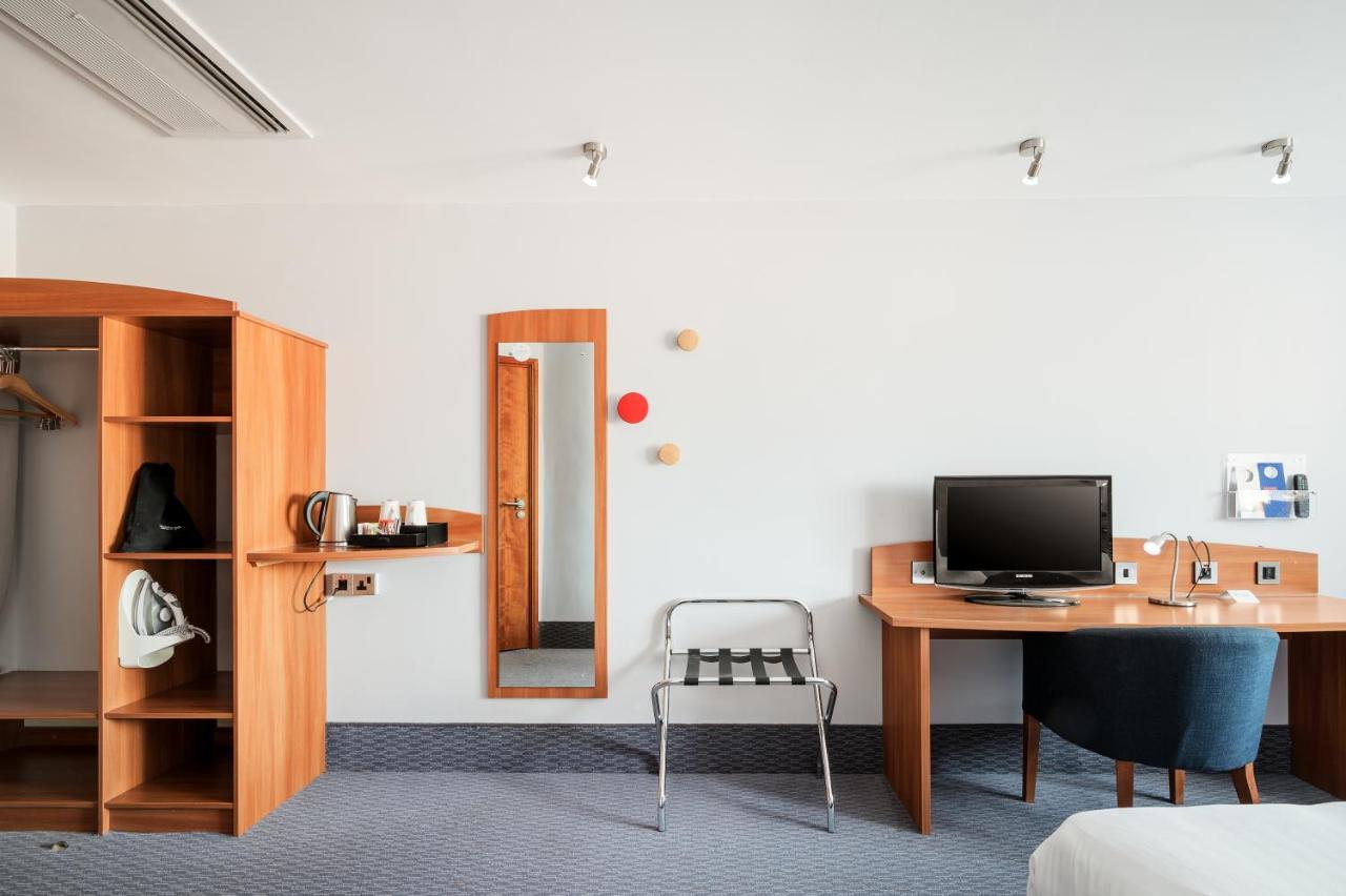 Holiday Inn Express Braintree By Ihg Bagian luar foto