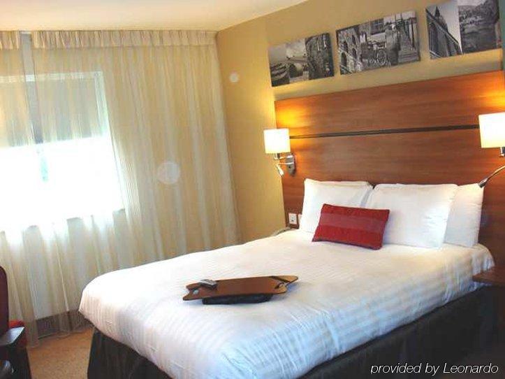 Holiday Inn Express Braintree By Ihg Bagian luar foto