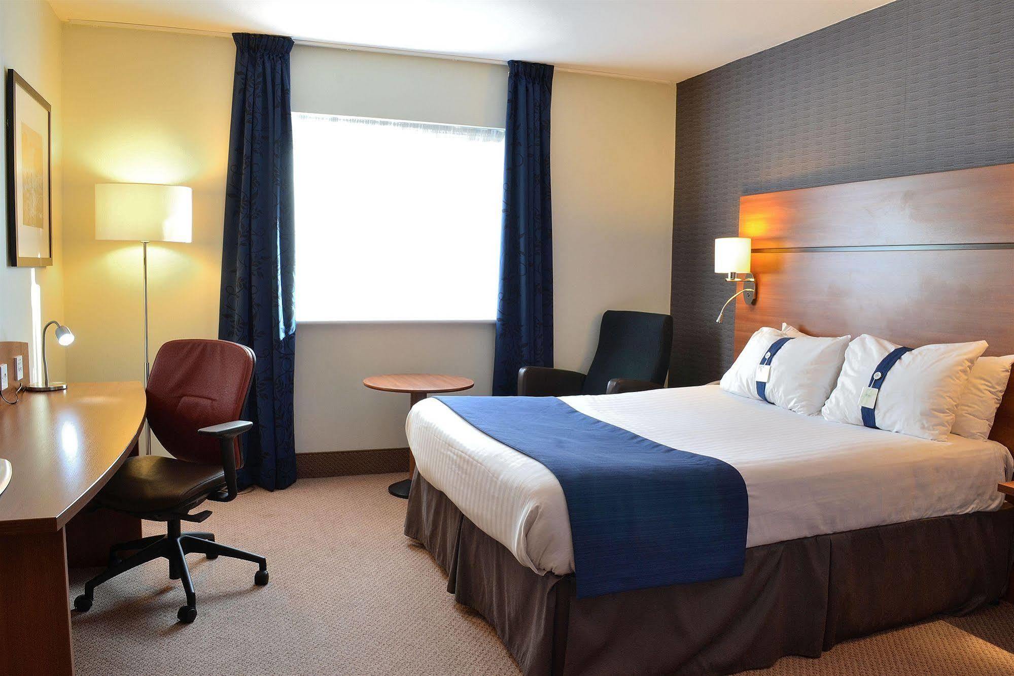 Holiday Inn Express Braintree By Ihg Bagian luar foto